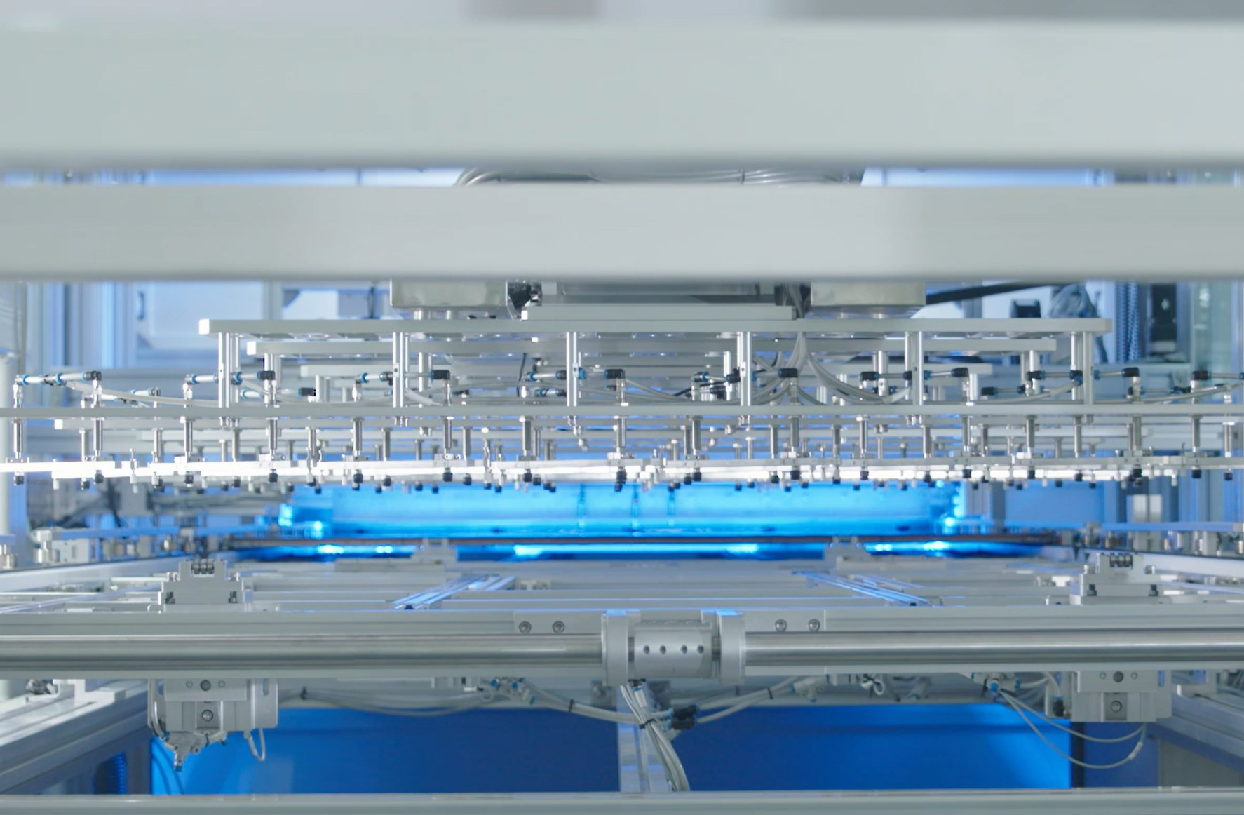 光伏设备新的起点，HJT整线设备首次走向海外