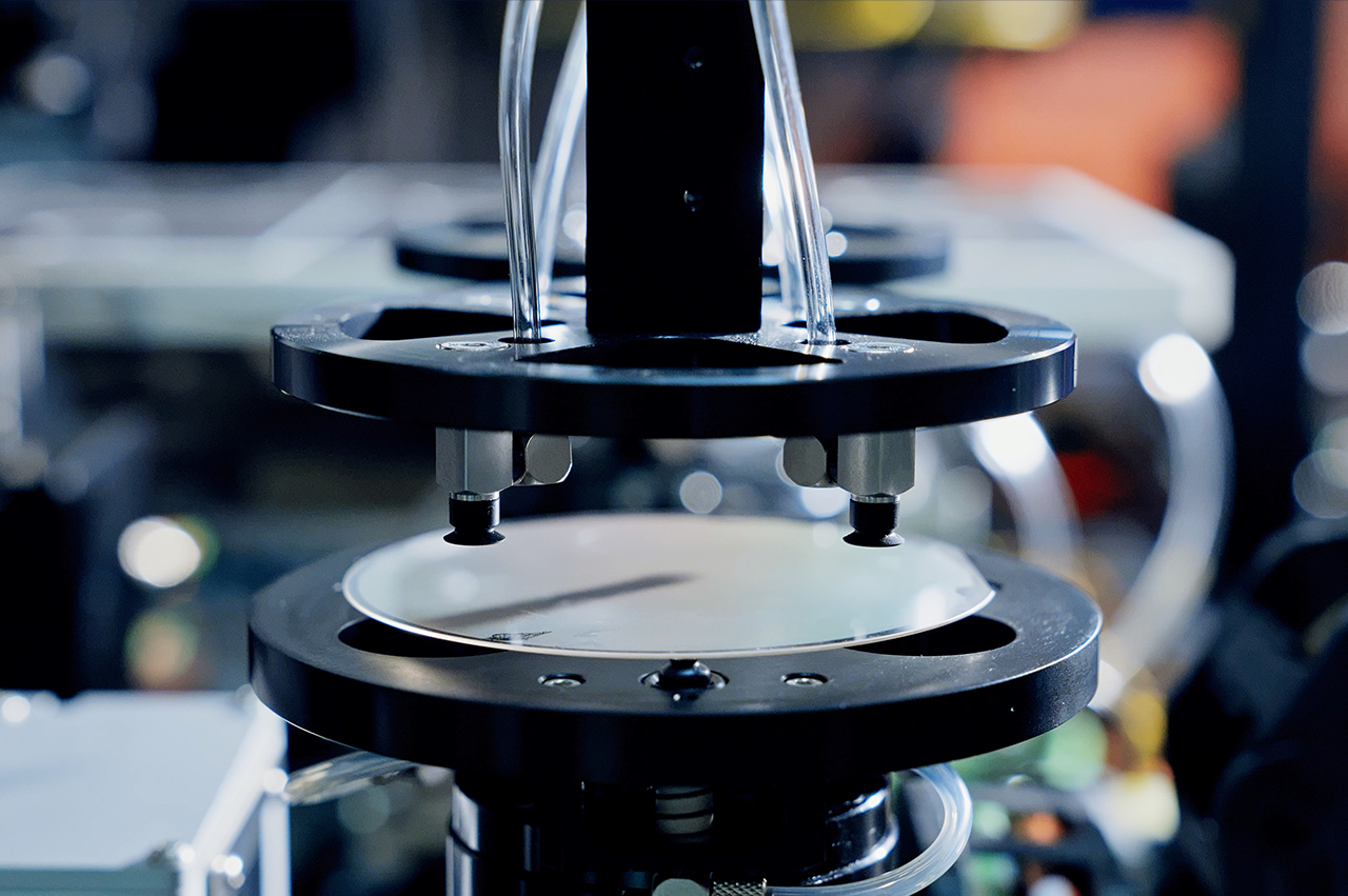 助力消费电子升级，bc贷股份Micro LED巨量转移装备交付显示头部企业